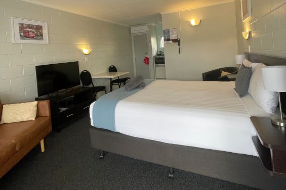 Deluxe Studio Unit lounge