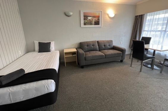 Deluxe 1-Bedroom Unit single bed in the lounge