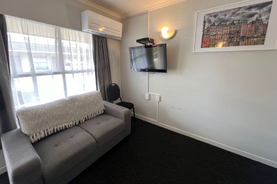 Superior 1-Bedroom Units lounge